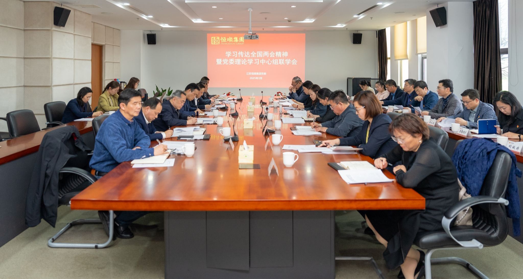 党建联建齐发力 聚镇互促共发展——乳交
党委理论学...